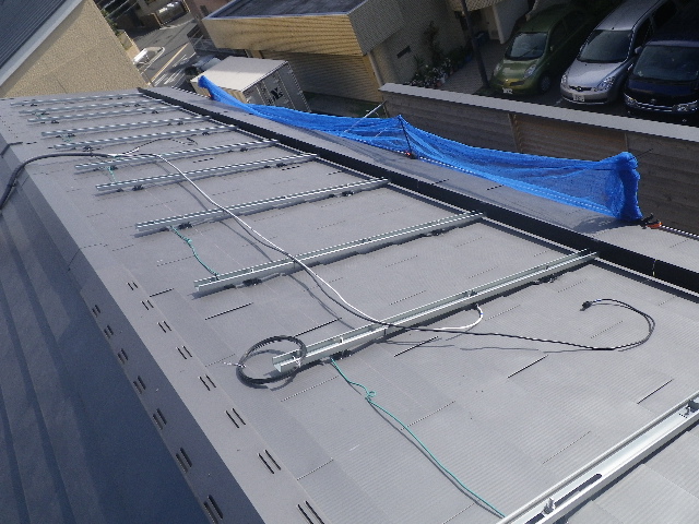 東芝のソーラーパネル（金属屋根・板金金具方式での架台設置）