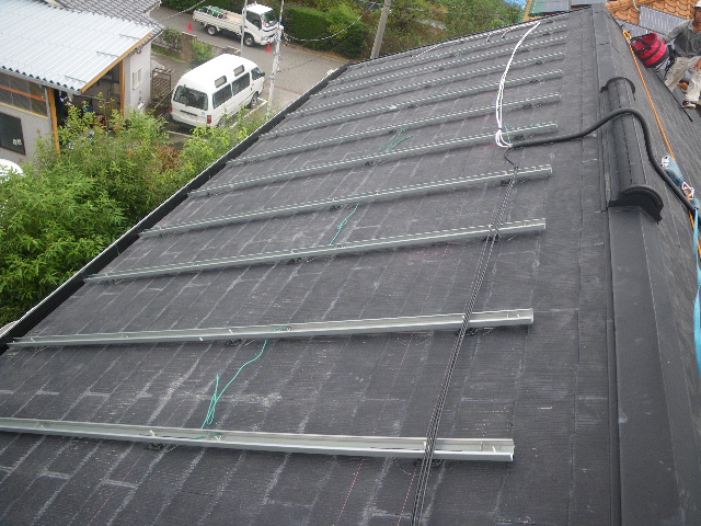 東芝のソーラーパネル（スレート屋根・スレート板金金具方式での架台設置）